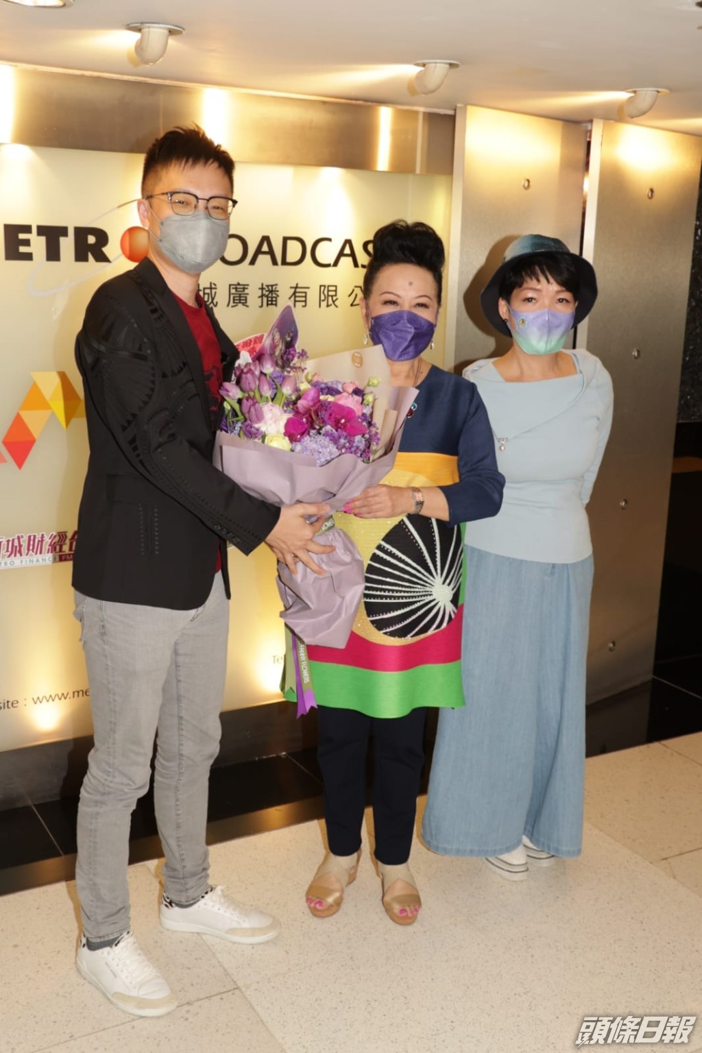 家燕姐（中）未到母親節已有花收。